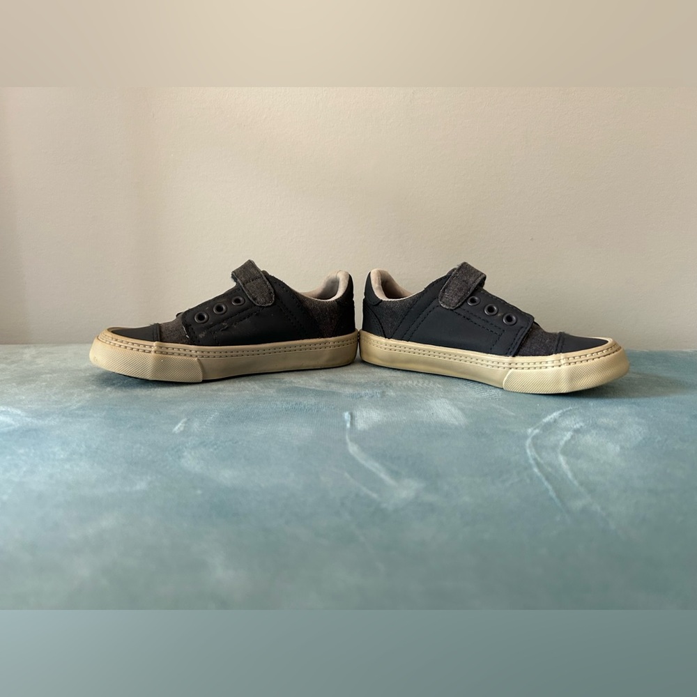 American Eagle toddler size 9 sneakers - Picture 7 of 8